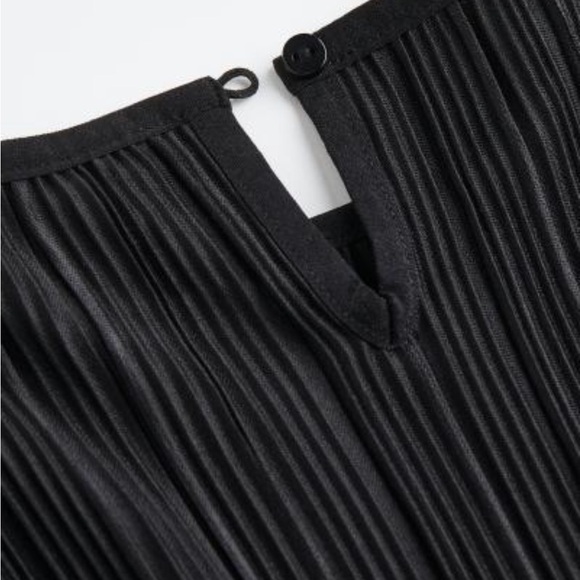 H&M black pleated jumpsuit - Picture 2 of 7